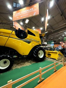 Machine agricole jaune sur un salon 